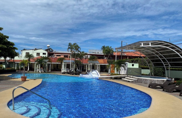5 minute to the Center of town Condo - secure, large pool!