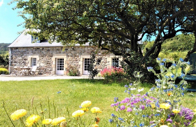 5 minutes from beaches (Douarnenez-Crozon bay), country vacations.
