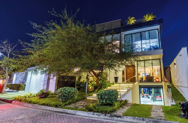 5 minutes from the beach High-end house with elevator and cinema room