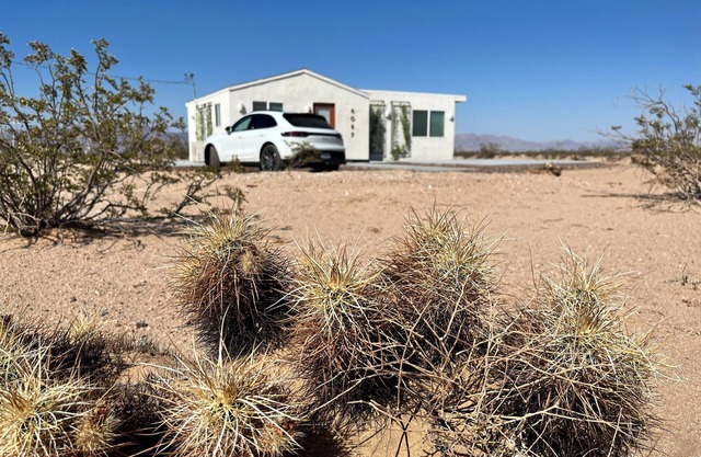 Bienvenido a esta encantadora casita ubicada solo 8 minutos Parque Joshua Tree.