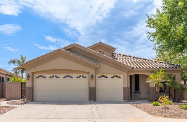 5 minutes to Westgate! Comfortable 3br home with pool