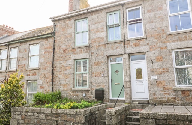5 PARC TERRACE, pet friendly, character holiday cottage in Newlyn