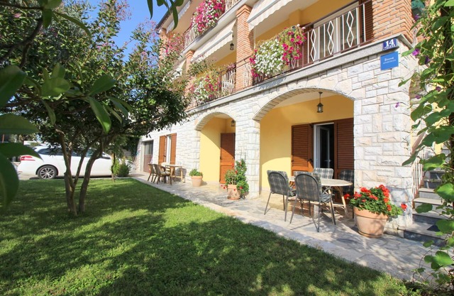5 persons, near the sea and city center, with barbecue and private parking