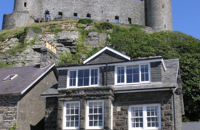 5 * propiedad en Harlech está situado a los pies del castillo para 12