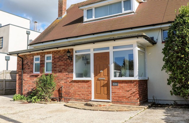 5 SEA WAY, pet friendly, character holiday cottage in Elmer