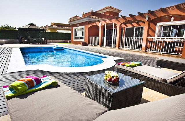 5 estrellas de lujo Villa, piscina privada, golf y vistas al mar