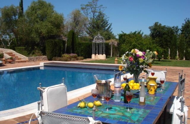 VILLA DE 5 ESTRELLAS, PISCINA PRIVADA PROPIA Y TRIBUNAL DE TENIS, JARDINES Y ENTRADA CERRADA