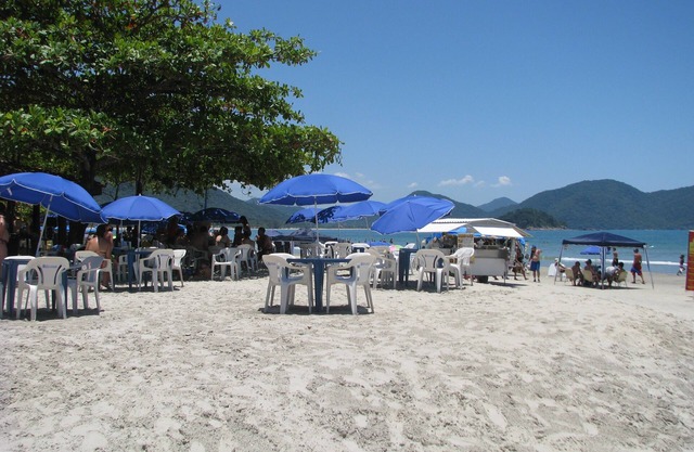 A 50 metros de la playa, confortable chalet con piscina, aire acondicionado y garaje.