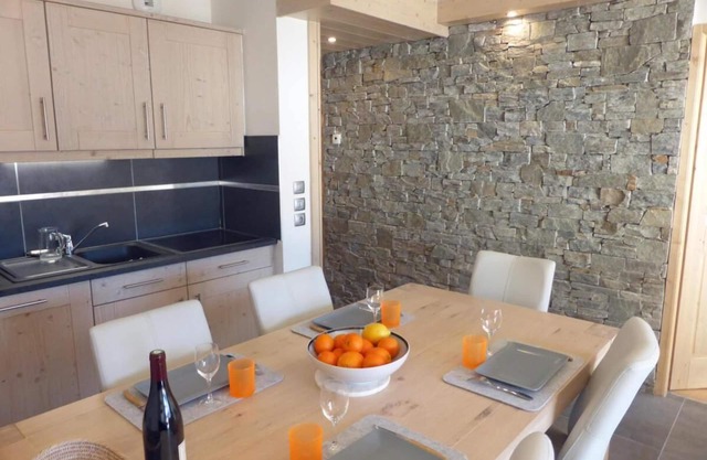 100m del centro estación, 4.o piso, balcón, parking, tv, local para esquís, 57m²