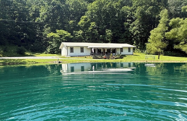 NEW WATERFRONT RETREAT~55 ACRES ~SWIM ~FISH ~KAYAK ~HIKE ~POND ~CREEK~KING BEDS~