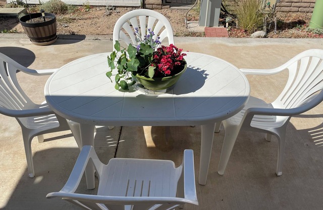 55+ Light and bright in active resort. Many amenities