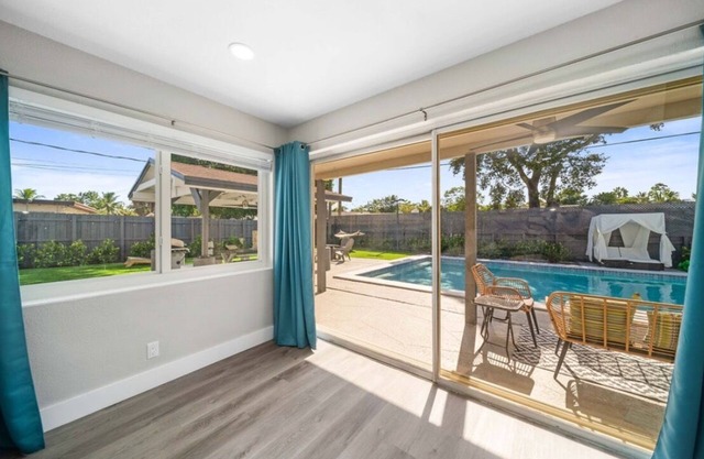 5br/3bth Luxury villa with private backyard oasis
