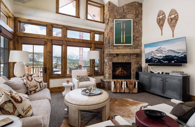 5BR Luxury Cabin with Private Hot Tub & Direct Ski Access