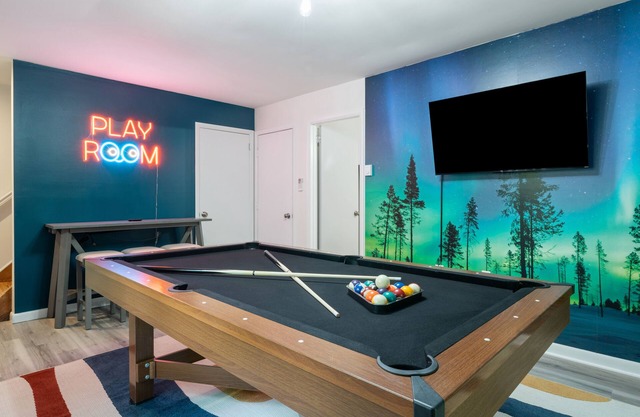 5BR Modern Poconos Game House, Hot Tub, Fire Pit!