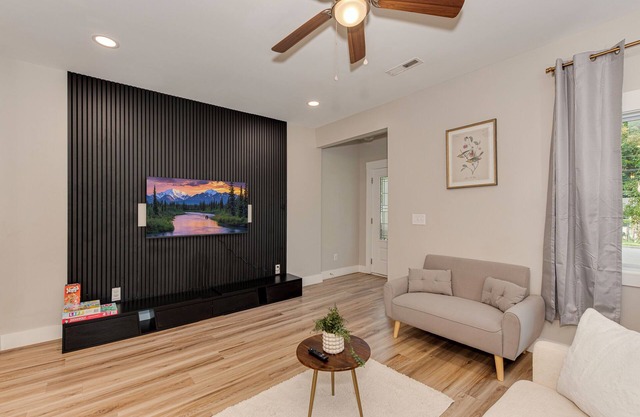 5BR Retreat With Hot Tub – Near Uptown & Airport!