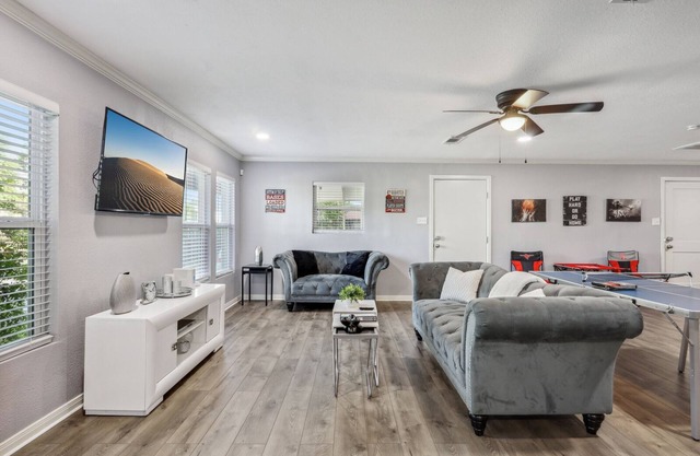 5BR w/ Gameroom & 1K WiFi - Med Ctr, Downtown, NRG - Sleeps 15