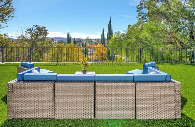 5BR w/ Hot Tub, Fire Pit, Views & 2 King Beds