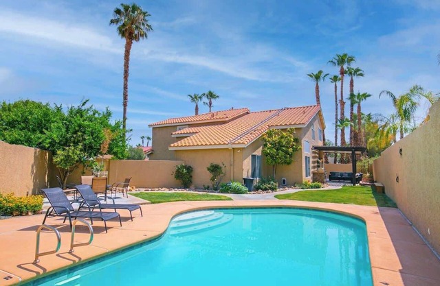 5BR w/ Pool & Pool Table - 9 mi to Strip!