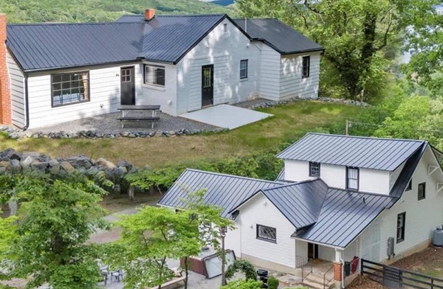 6 Acre Estate: 2 Homes Hot Tub Families Parkway