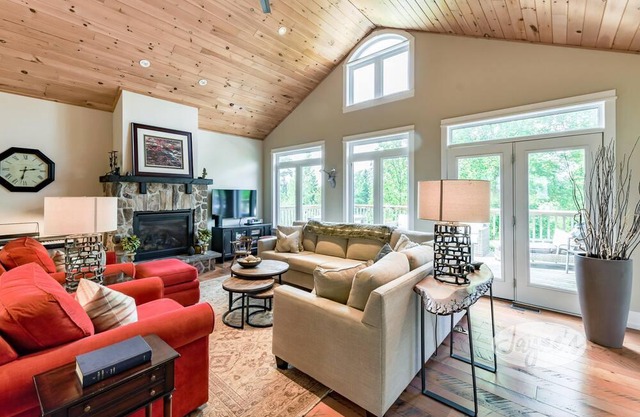 6 bed 3 bath chalet near Georgian Bay! Close to skihill!