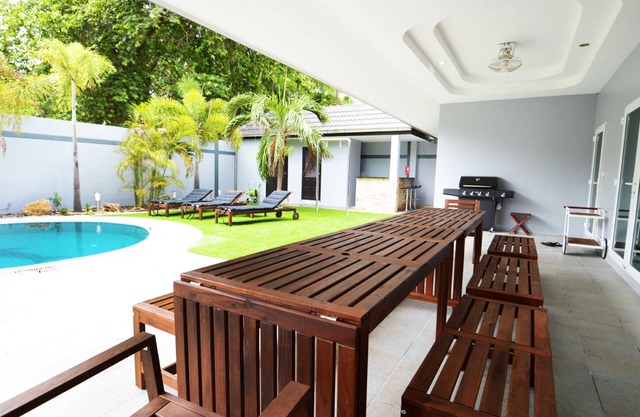 Villa de 6 dormitorios con piscina privada a 300m de la playa.