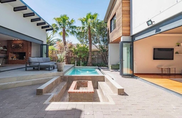 6-Bedroom Getaway with Pool in Table View