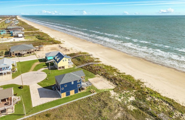 6-bedroom house on fabulous Surfside Beach with private volleyball court