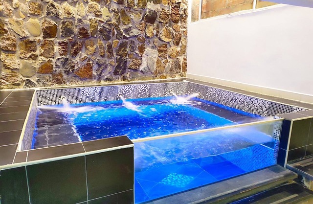6 bedroom Poblado Spacious Villa X-Large 20 Person Jacuzzi, 5 Min from Lleras.