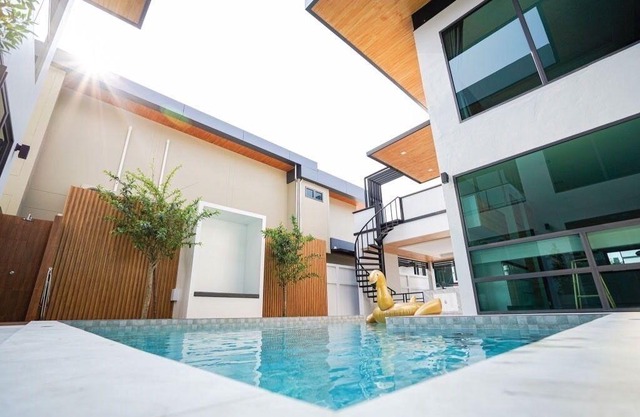 6-bedroom villa in superb Muang Pattaya with WiFi, AC, fitness room