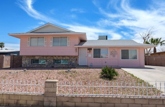 6 bedrooms/ 10 minutes to the strip!