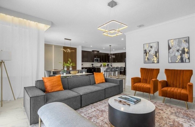 6 Bedrooms / 5 Bathrooms / Storey Lake (4370 RS)