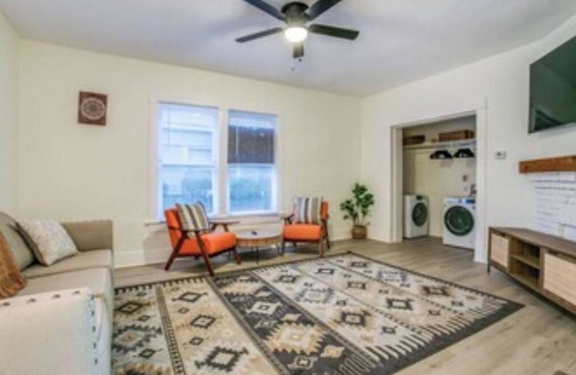6 Bedrooms Sleeps 11, 3 Miles to Downtown!