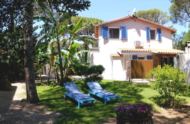 6 camas, a 300 metros de la playa, wifi, barbacoa, ducha exterior.