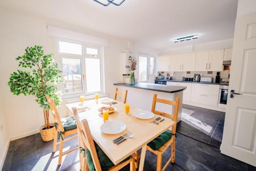 6 Beds House with Free Parking, Garden & Fast WiFi