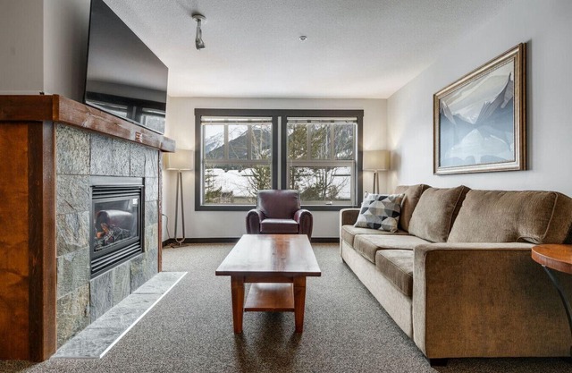 6-Br / 6 Ba | TRUE Ski In/Ski Out | Pool & Hot Tub