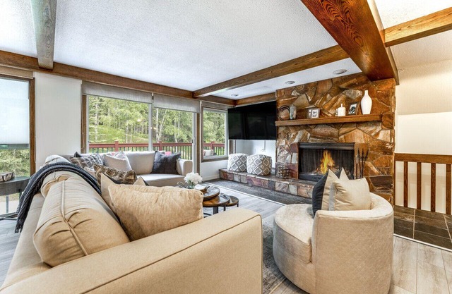 6-Br Ski Chalet | Ski In/Ski Out – 20 Steps to LIFT | POOL + PRIVATE Hot Tub