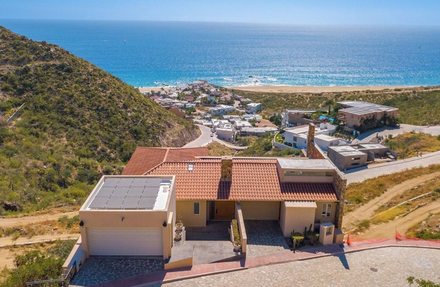 Casa de 6 dormitorios con vista al Pacífico a 10 minutos de la playa de Cabo y el puerto deportivo