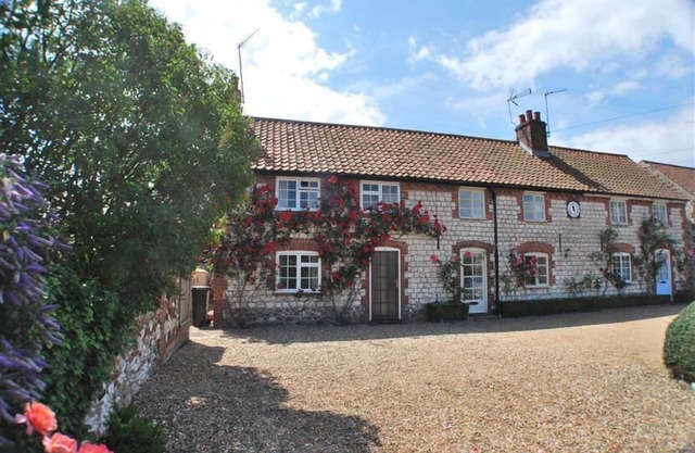 Un encantador ejemplo de una cabaña tradicional de ladrillo y piedra de Norfolk en Thornham.