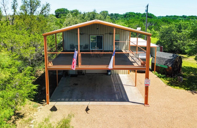 6 Mi to Granbury City Beach Park: Apt w/ Veranda!