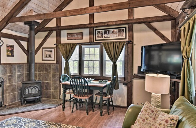6 Mi to Grandfather Mountain Park: Cottage w/ Deck