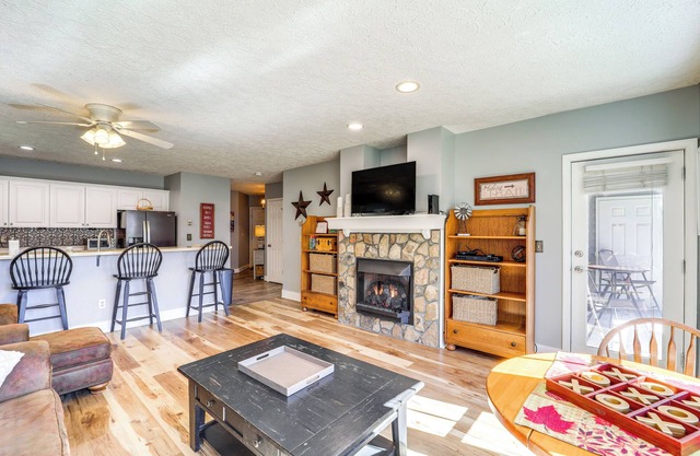 6 Mi to Skiing: Mtn-View Condo in Seven Devils