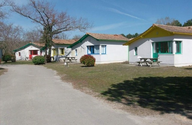 6 PERSONAS EN UNA RESIDENCIA PEATONAL Y PISCINAS