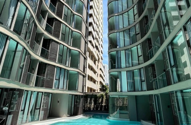 6 Star Lux Brand NEW Condo @ Heart of Bangkok on the foot steps of Large Park