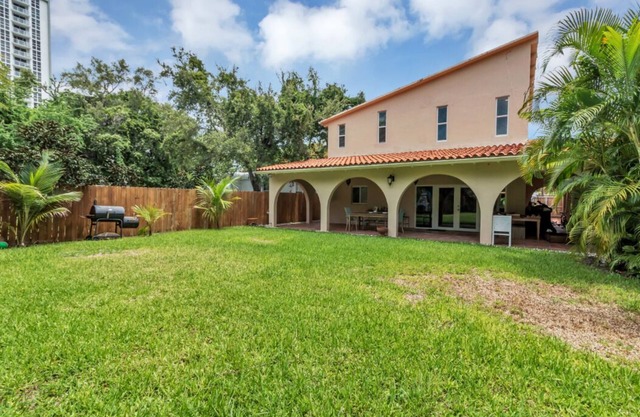 64 · Villa familiar en el corazón de Brickell, a 15 minutos de SoBe! Cambiar listado Vista previa de listado