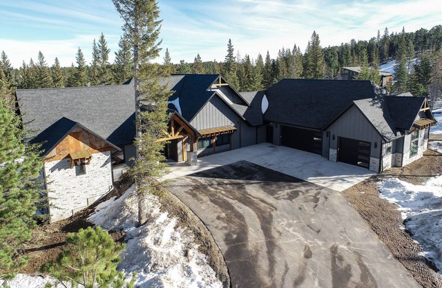 6400+ Sq. Ft. Beautiful New Lodge in Powder House Pass w/ Comm. Pool Access!