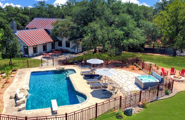 6BR Modern Farmhouse with Swimming Pool & Hot Tub