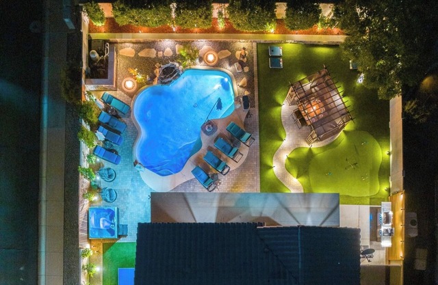 6BR Wonder w/ Heated Pool/ Hot Tub/ Game Room