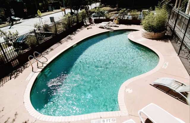 6th St Escape w/Refreshing Pool – Walk Everywhere!