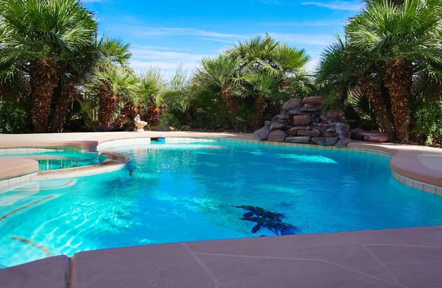 6x4 Lux Villa w/ heated pool+spa, parking for 4 cars, 5 mins to the Strip