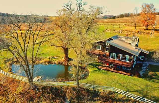 Canoe Creek Lodge- 10 miles from Decorah